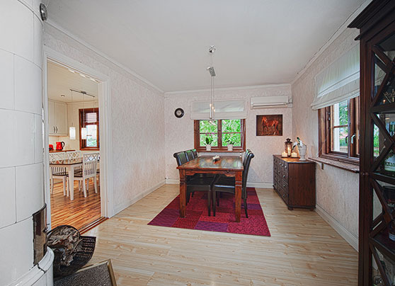 diningroom-kitchen-klar-liten For all of you out there working in real estate photography, this is an example of what we can help you with. We have combined the different exposures, straightened them,… READ MORE