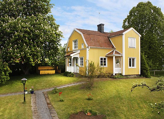 outdoors-liten For all of you out there working in real estate photography, this is an example of what we can help you with. We have combined the different exposures, straightened them,… READ MORE